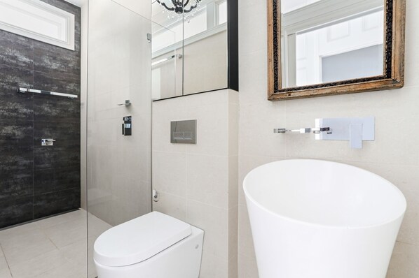 House, 3 Bedrooms, Balcony, City View | Bathroom