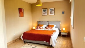 4 bedrooms, iron/ironing board, WiFi, bed sheets