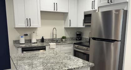 Charming 2-bedroom house in Gulfport 1 mile from the Beach