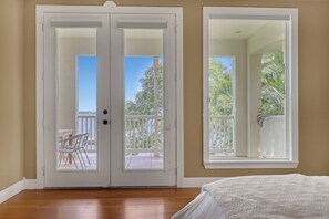 8 chambres, bureau, fer et planche à repasser, lit parapluie