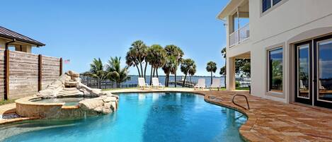 Una piscina al aire libre