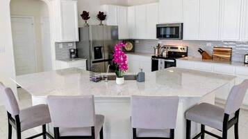 Coffee/tea maker, fridge, microwave, stovetop