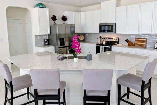 Refrigerador, microondas, parrilla de estufa y lavavajillas 