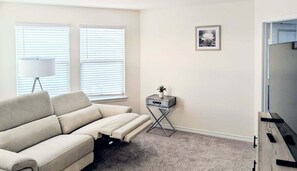 Smart TV, chimenea y estéreo