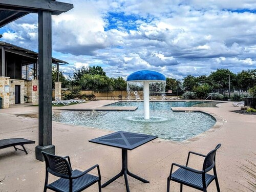 LUX *Pool Home* MINS to *Christus Hospital*