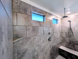 Regadera, secadora de cabello, toallas 