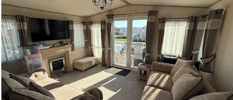 Smart TV, chimenea, futbolito y libros