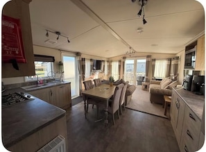 智能電視、壁爐、足球機、書籍