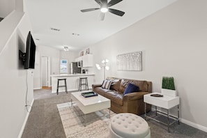 Smart TV - Modern Condo, 6 Mins to Stadium, Sleeps 6 (Arlington)