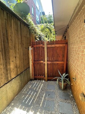 Property grounds - Modern Light-Filled Condo Near AT&T Stadium. A Gateway to Adventure & Comfort (Arlington)