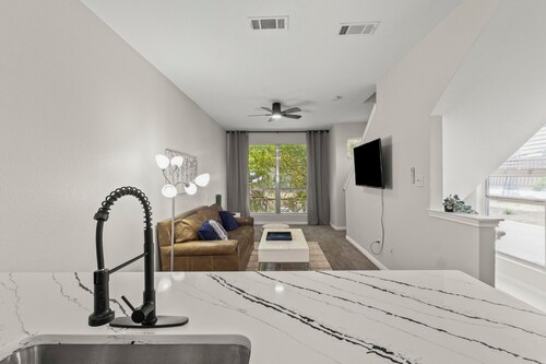 Modern Condo 6 Mins to AT&T Stadium