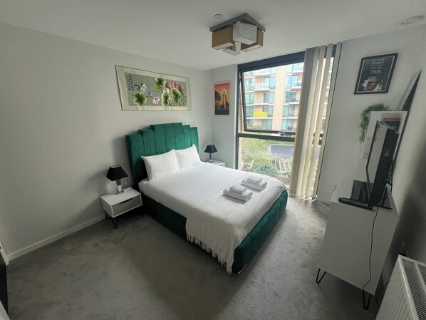 Tabla de planchar con plancha, wifi y ropa de cama 