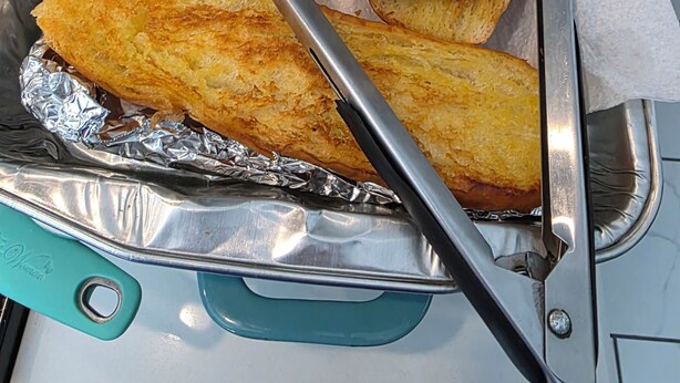 Una bandeja con pan tostado en una cocina.