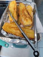 Una bandeja con pan tostado en una cocina.