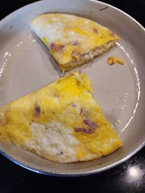 Sudah termasuk sarapan dibawa pulang setiap hari