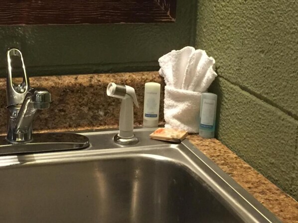 Bathtub, free toiletries, towels, soap - Hope Inn (Lenox)