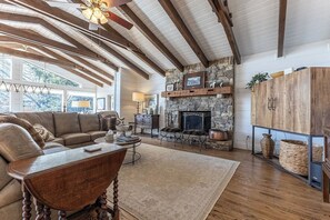 Smart TV, chimenea, futbolito y estéreo 