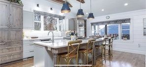 Four à micro-ondes, un four, surface de cuisson, lave-vaisselle