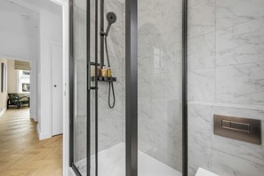 Een douche, een haardroger, handdoeken, zeep