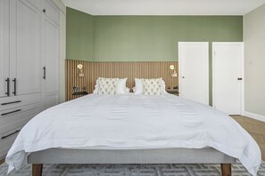 3 habitaciones, tabla de planchar con plancha y cuna de viaje 