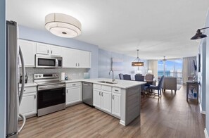 Mikrobølgeovn, ovn, kokeplater og oppvaskmaskin