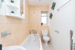 Hair dryer, towels, soap, toilet paper - Charming 1-bedroom apartment in wonderful Southampton (Southampton)