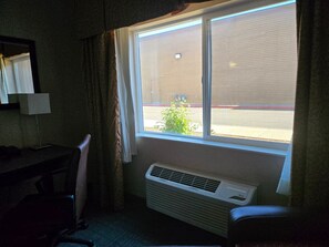 Interior - Standard 1 King Bed Non-Smoking (Medford)