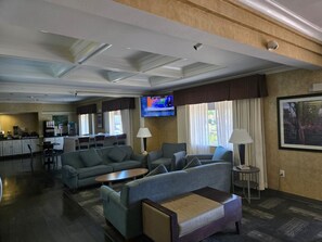 Interior - Standard 1 King Bed Non-Smoking (Medford)