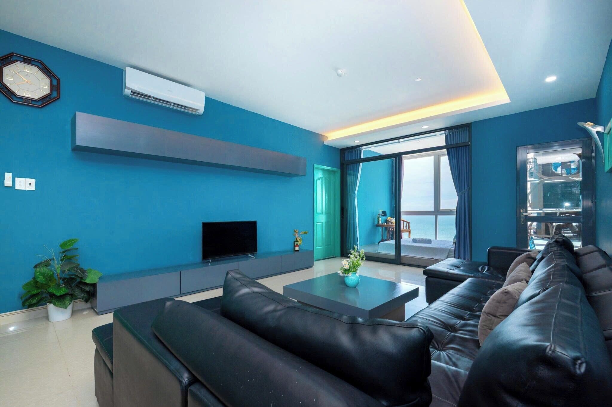 Een smart-tv en een open haard