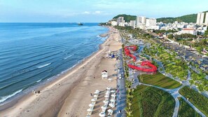 Sulla spiaggia, lettini da mare