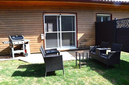 Cosy new apartment with wooded garden near Montauban town center