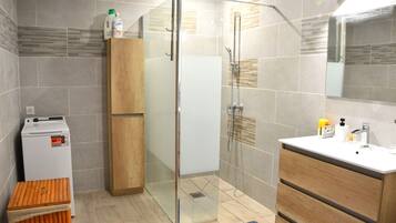 Douche, sĂšche-cheveux