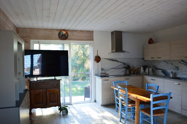 ثلاجة، ميكروويف، فرن، موقد طهي مسطح