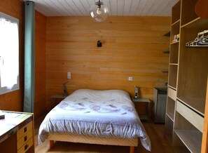 1 bedroom, desk, iron/ironing board, free WiFi - Cosy new apartment with wooded garden near Montauban town center (Montauban)