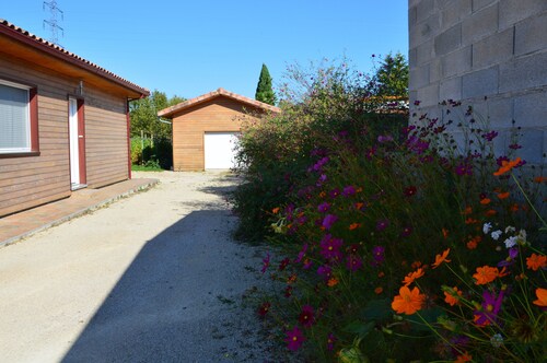 Cosy new apartment with wooded garden near Montauban town center