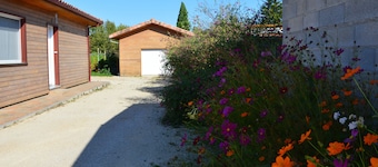 Cosy new apartment with wooded garden near Montauban town center
