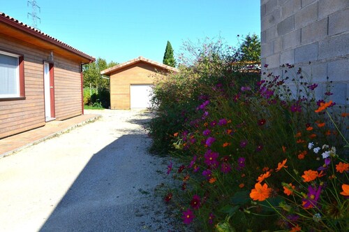 Cosy new apartment with wooded garden near Montauban town center
