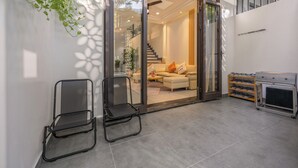 Villa – deluxe, bakgårdsutsikt | Terrasse/patio