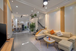 Deluxe-villa - udsigt til gårdsplads | Opholdsområde | Fladskærms-tv