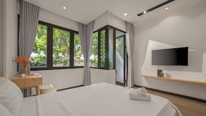 Villa – deluxe, bakgårdsutsikt | Blendingsgardiner, lydisolert, strykejern/-brett og wi-fi (inkludert)