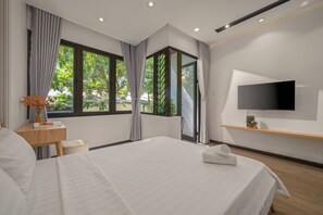 Deluxe-villa - udsigt til gårdsplads | Mørklægningsgardiner, lydisolering, strygejern/strygebræt, gratis Wi-Fi