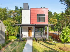 Exterior - Modern Luxury in West Midtown 4BR with Rooftop (Atlanta)