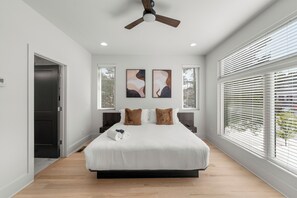 4 quartos, ferros/tábuas de passar roupa, berço de viagem