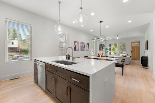 Modern Luxury in West Midtown 4BR with Rooftop