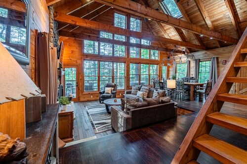 Summersville Lake 2-bedroom house w/ hot tub, 20 min New River Gorge Nat'l Park