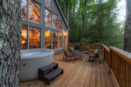 Summersville Lake 2-bedroom house w/ hot tub, 20 min New River Gorge Nat'l Park