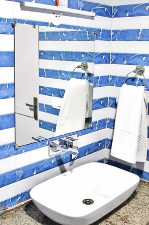 Deluxe Room | Bathroom