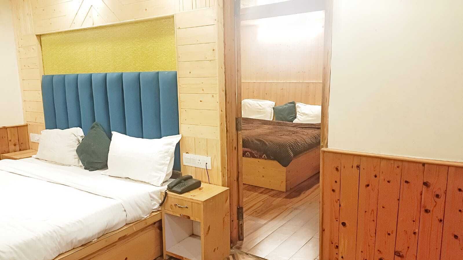 Una habitación con cama, mesita de noche y teléfono.