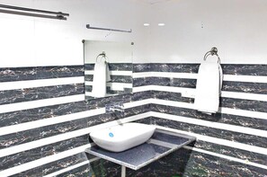 Kamar Deluks | Kamar mandi | Shower, perlengkapan mandi gratis, handuk, dan sabun