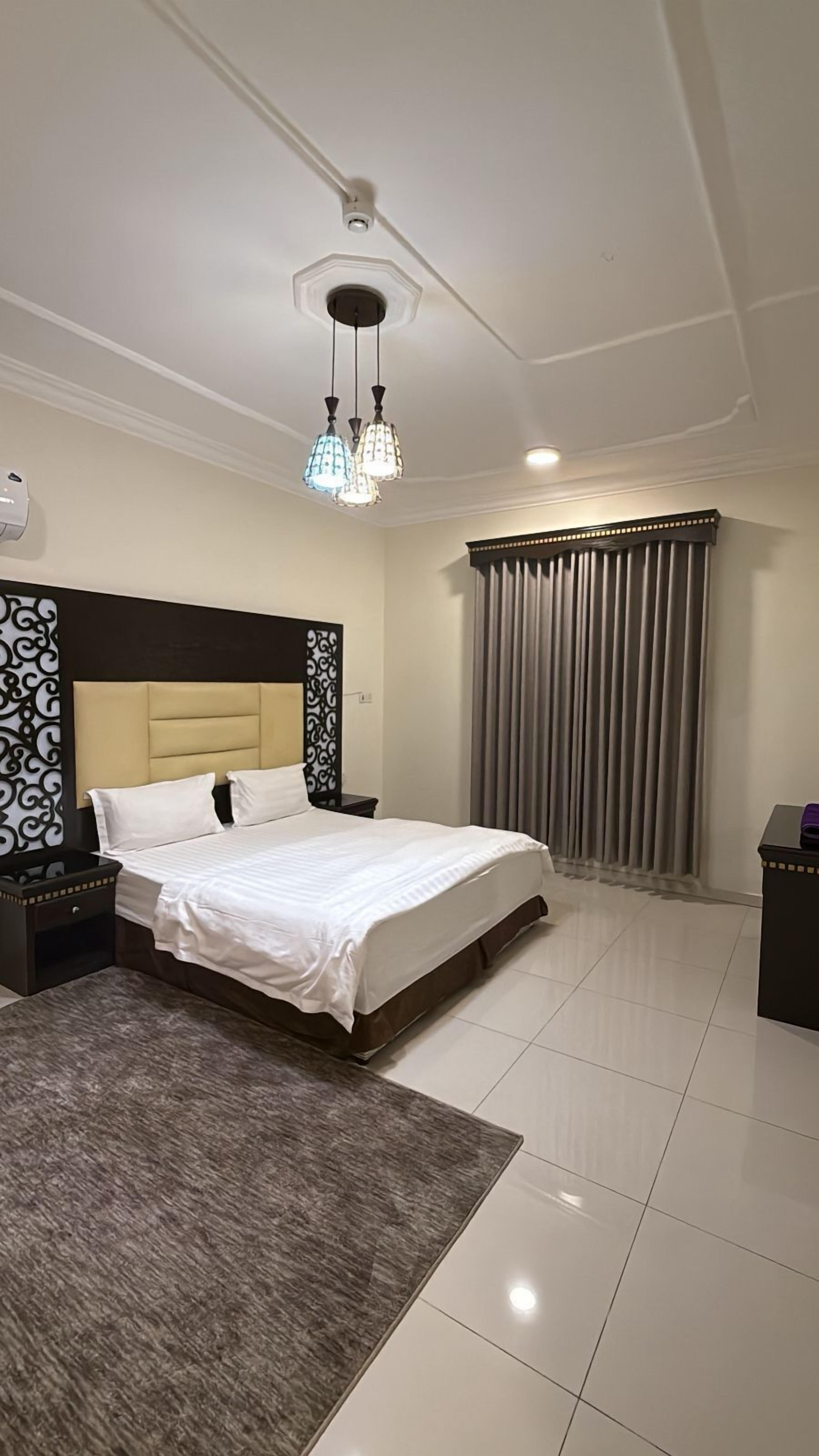 舒适双人房 | 客房内保险箱、办公桌、笔记本电脑工作区、遮光窗帘